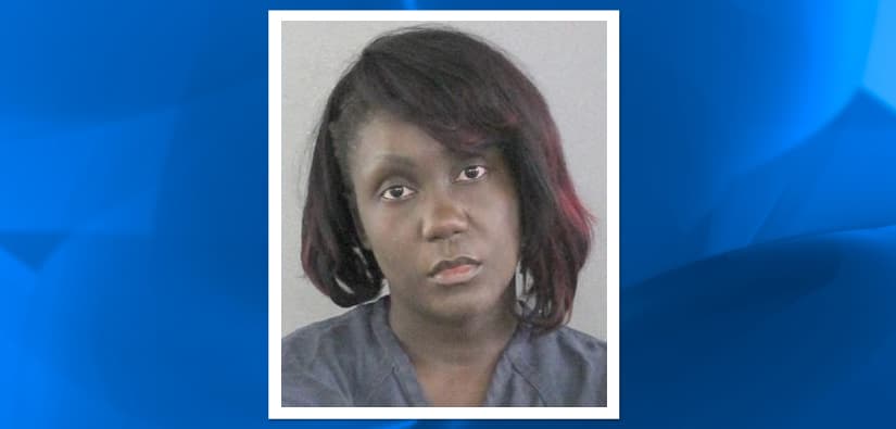 FL: Mujer golpea a hijo en el rostro por malas notas