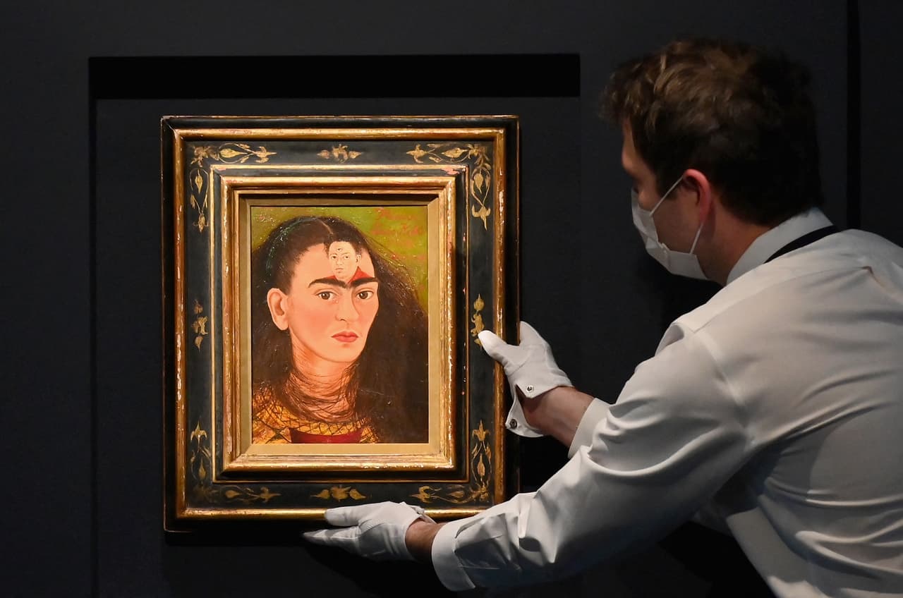 Un autorretrato de Frida Kahlo se vende por casi $35 millones y rompe récord en una subasta