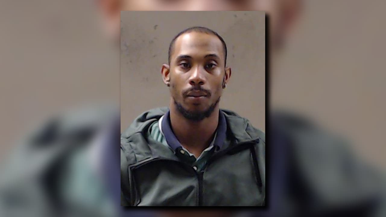 Bryant D. Mayner, de 32 años, es arrestado y acusado de agresión agravada por disparar imprudentemente un arma de fuego luego de herir a dos menos que intentaron presuntamente robarle su vehículo en un estacionamiento de Waffle House.