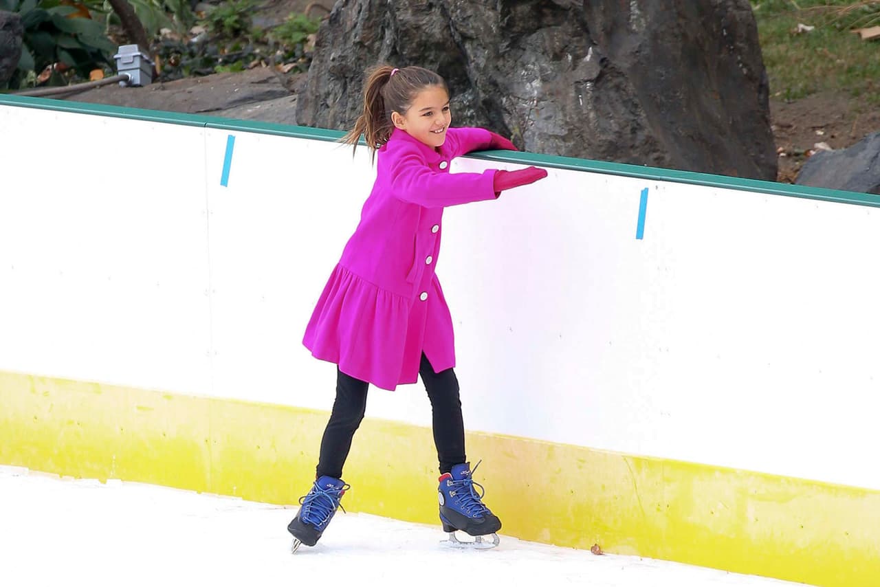 La hija de Tom Cruise se detenía del barandal para no caerse.