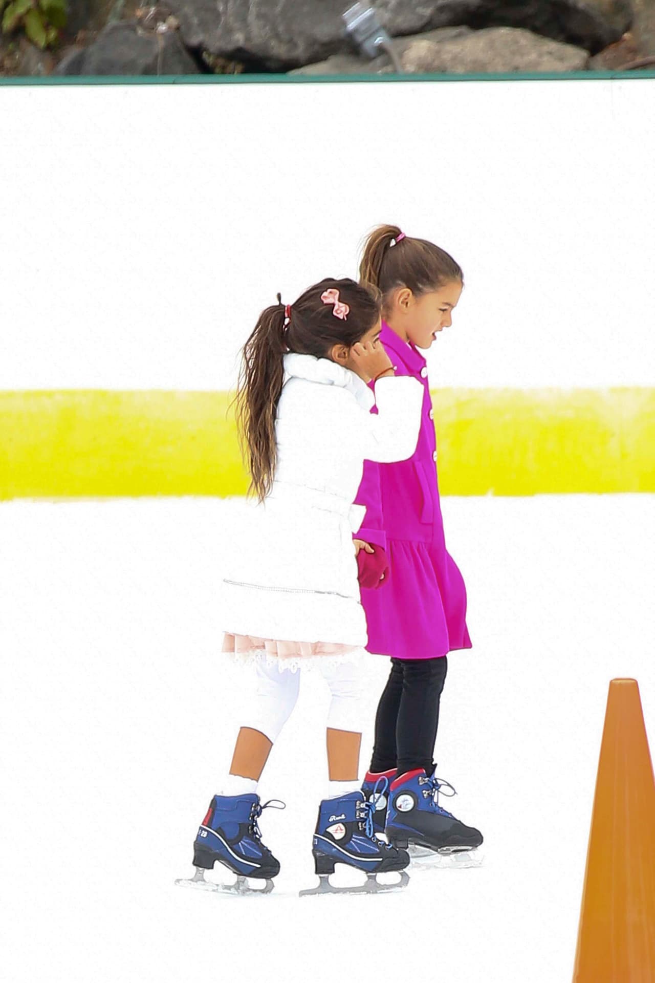 Las dos nenas tomaditas de la mano.