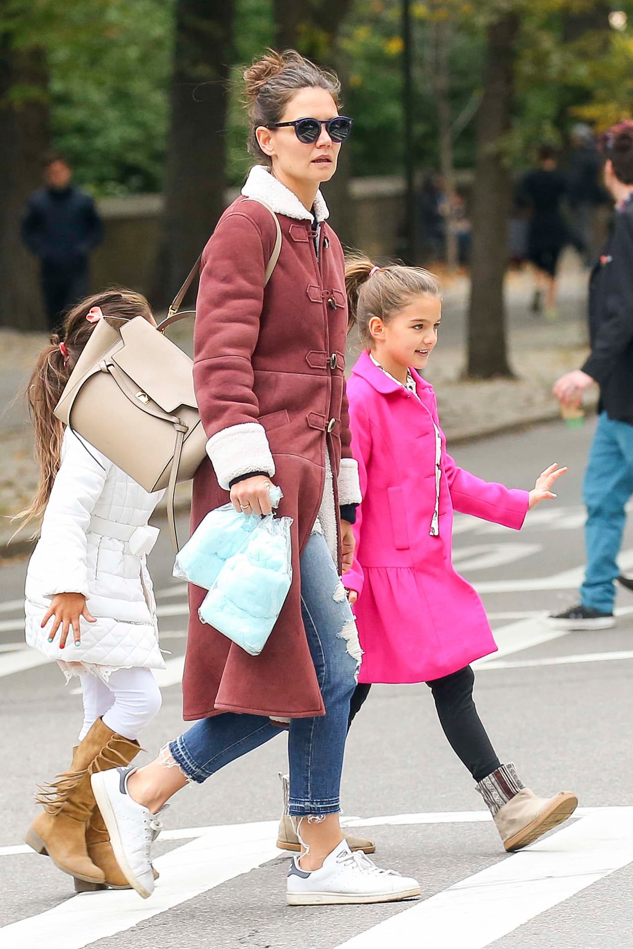 Katie Holmes es toda una mami consentidora.