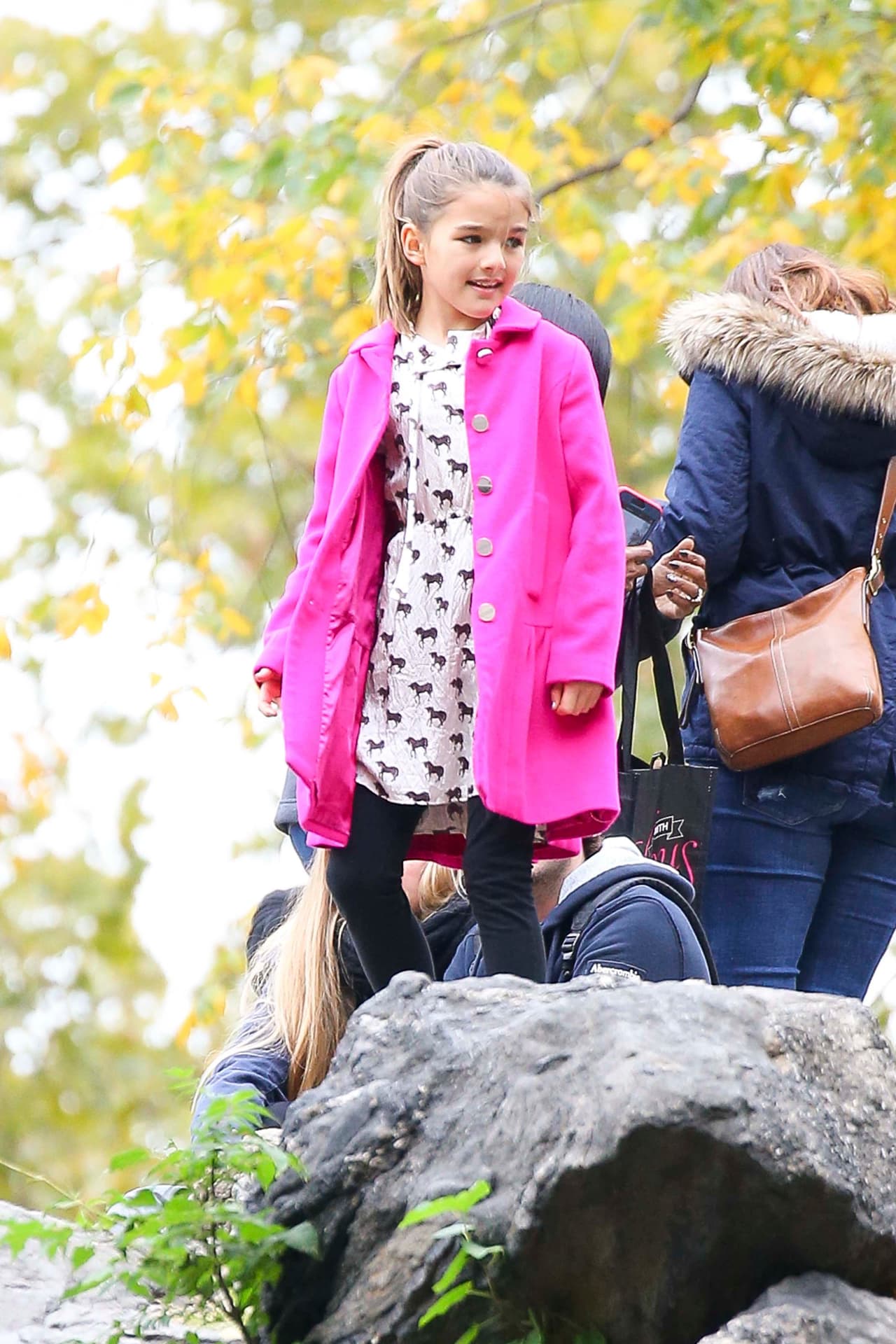 Suri tenía un hermoso abrigo fucsia.