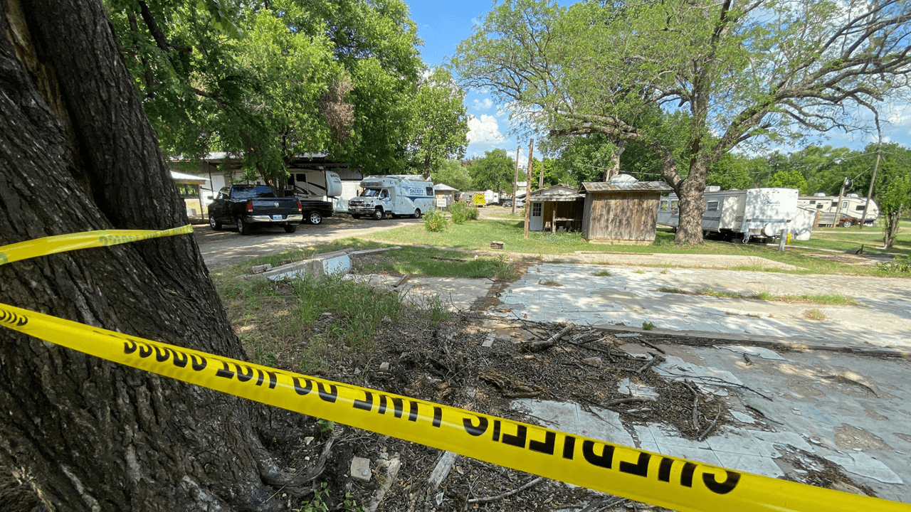 La persona presuntamente lanzó los dispositivos en el porche de la casa.