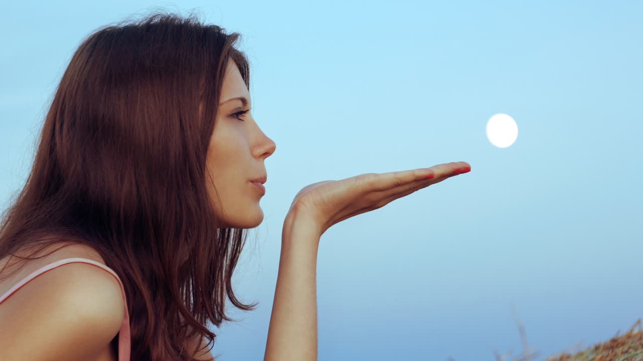 Mientras te relajas en el baño, di lo siguiente: "Me libero de todo lo malo que hay a mi alrededor y doy gracias a la luna llena porque me protege y libera de todo mal".