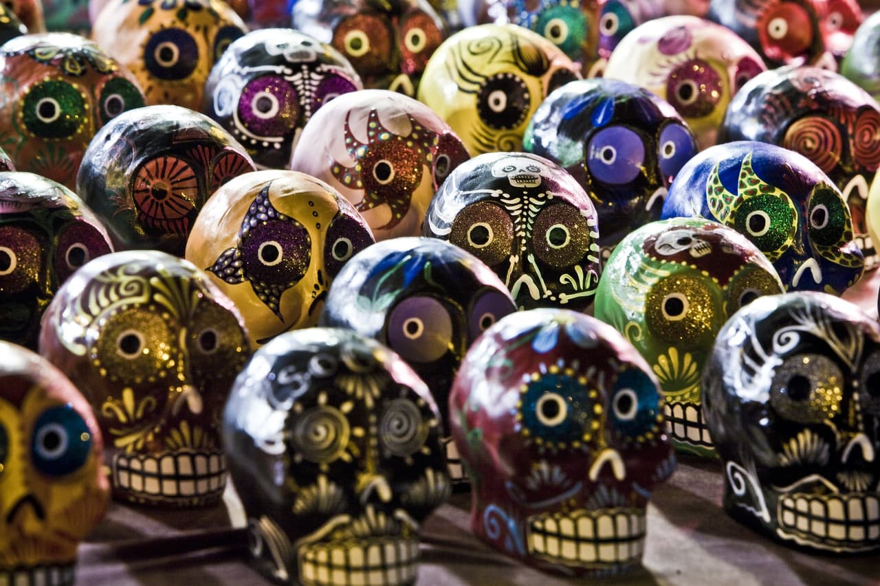 <b>Actividades que se recomiendan para el Día de Muertos y que son de bajo riesgo: </b>
<br>
<br>• Preparar recetas familiares tradicionales para familiares y vecinos y entregarlas sin contacto. 
<br>• Decorar máscaras o hacer un altar para los difuntos. 
<br>• Unirse a una celebración virtual con familiares y amigos 
<br>