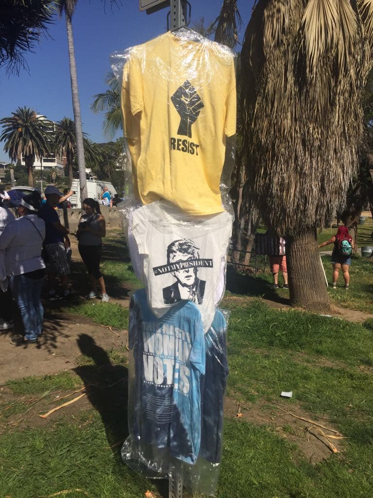 Carla Medrano compartiendo con los trabajadores y comunidad inmigrante en la ciudad de Los Ángeles.