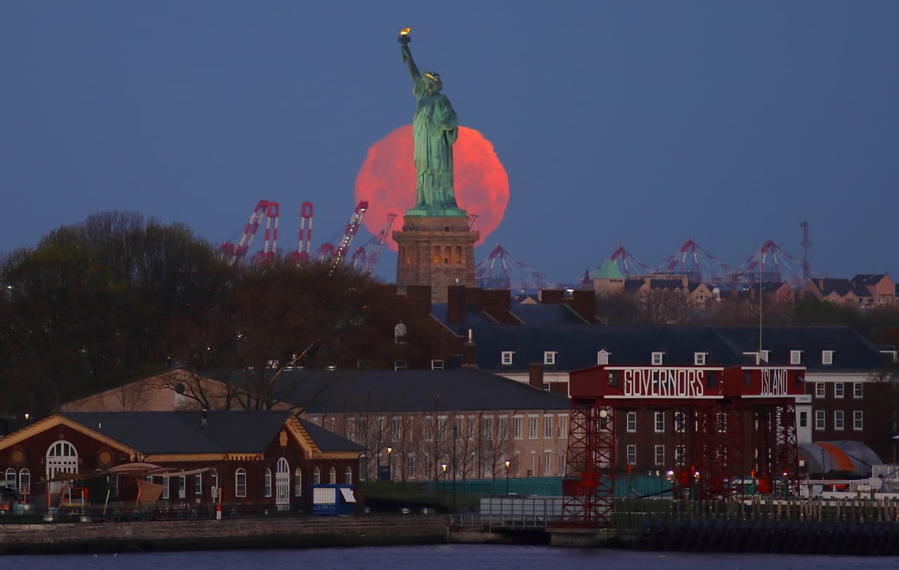 De acuerdo con la agencia espacial NASA, "algunas publicaciones consideran (superluna) a las cuatro lunas llenas de marzo a junio, algunas solo tres y otras solo las dos lunas llenas de abril y mayo".
<br>
<br>En la foto, levantándose sobre la Estatua de la Libertad.