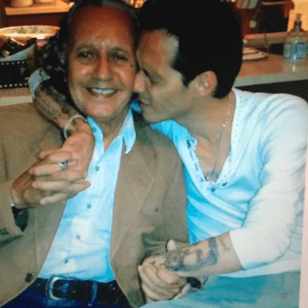 “Yo siempre me veía cantando en un escenario, pero antes no se podía porque había que trabajar mucho. Las cosas estaban mal en ese momento y yo abandoné la escuela en el noveno grado para poder trabajar y ayudar a mi familia”, dijo Don Felipe Muñiz.