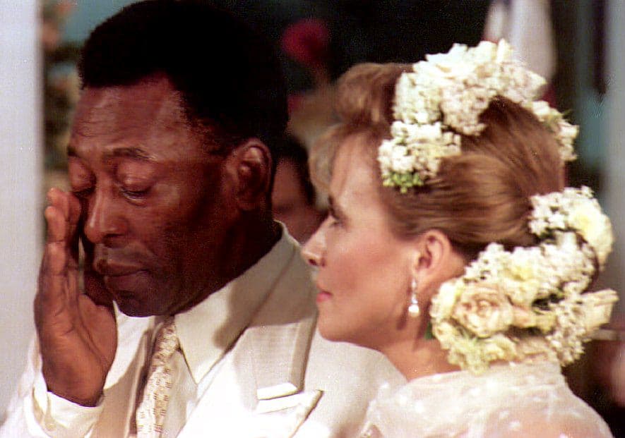 En 1994, Pelé volvió a contraer matrimonio, ahora con Assiria Seixas Lemos. Con ella tuvo a los gemelos Joshua y Celeste.
<br>
<br>Este es el momento en que Edson Arantes do Nascimento llora durante su ceremonia nupcial el 30 de abril de 1994 en Recife, Brasil. Unas 600 personas asistieron a la boda.