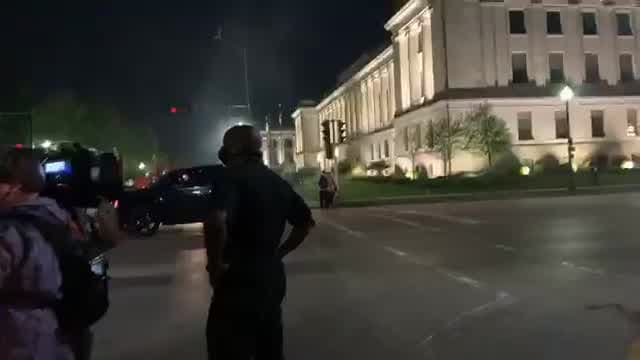  Dispersan a los manifestantes con gases lacrimógenos frente al edificio de cortes de Kenosha, WI y llega la guardia nacional 