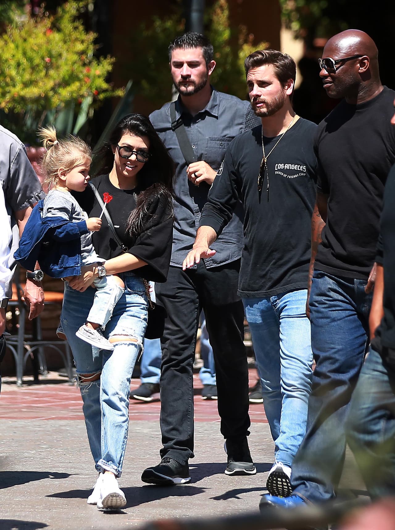 Kourtney, Scott y los chicos disfrutaron de juegos clásicos como 'It's A Small World', 'Thunder Mountain', 'Dumbo' y 'Mr Toad's Wild Adventure'.