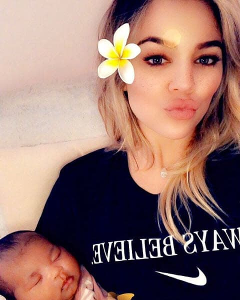 Khloé Kardashian debutó como mamá el 12 de abril de 2018 y con esta imagen reapareció en las redes sociales para presentar a su primogénita, la pequeña True.