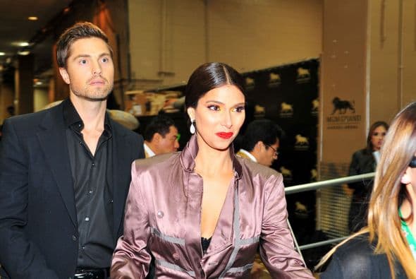 ¡Cuidado con mostrar demás! Nos colamos detrás de cámaras y pudimos captar una que otra piernita y uno que otro escote. ¡Taco de ojo caballeros!