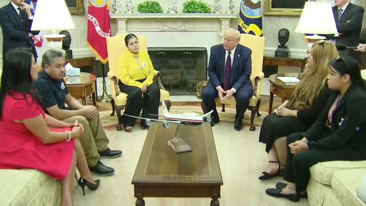 “Vamos a llegar al fondo de esto, posiblemente esto ayude a otras personas que viven situaciones como la de Vanessa, vamos a estar en contacto constante”, aseguró el presidente Trump.
<br>