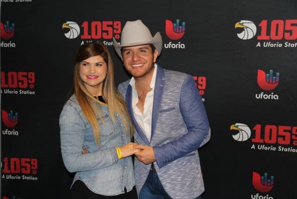 El Dasa no solo deleitó a sus fans con su voz y carisma, también compartió con ellos tomándose fotos antes del concierto. 