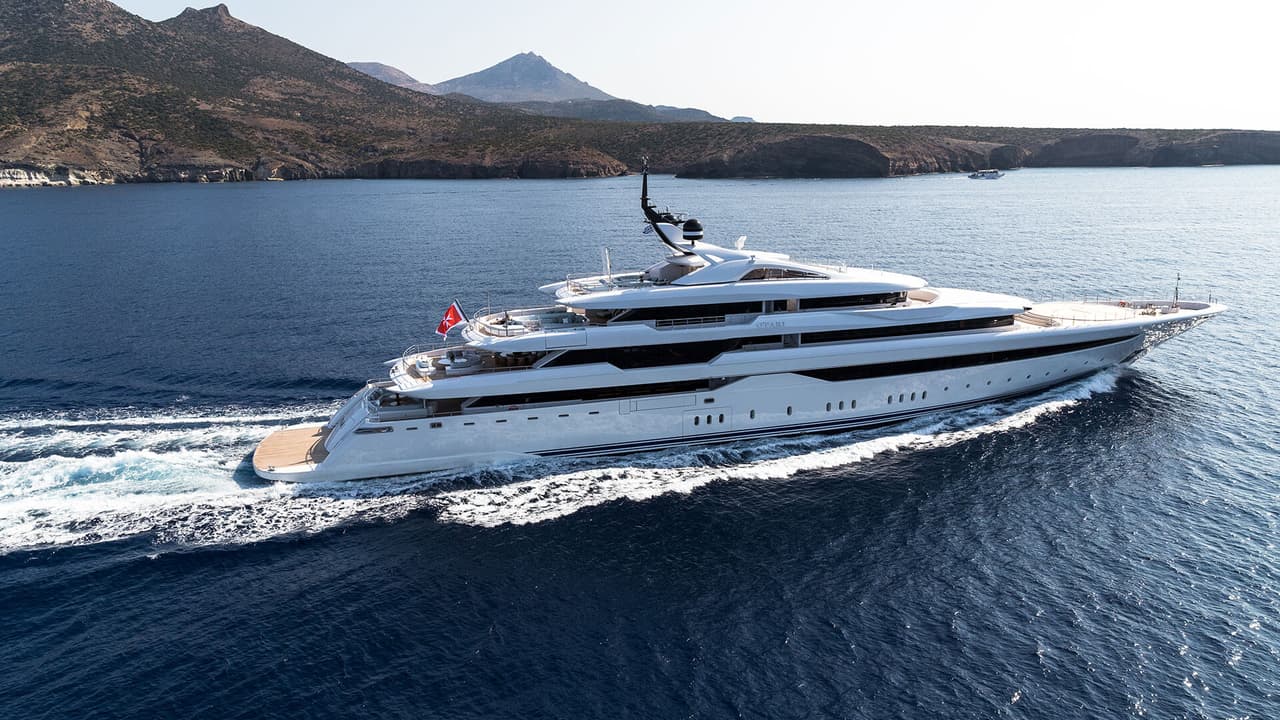 En cuanto a su rendimiento, el O’Pari alcanza una velocidad crucero de 16 nudos y una velocidad máxima de 18 nudos.