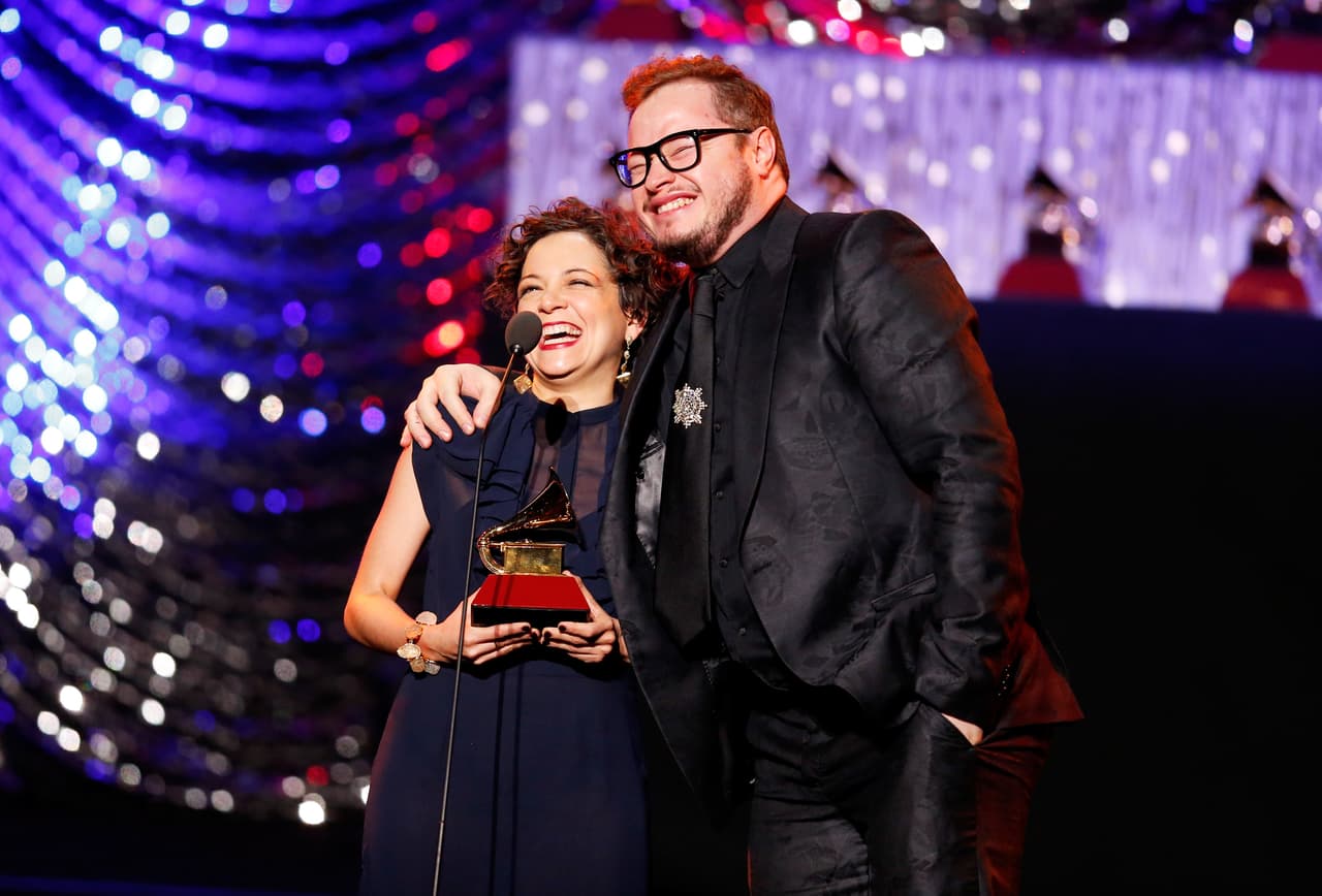 Aquí Natalia Lafourcadey Leonel García, compositores del exitoso tema 'Hasta la raíz'.