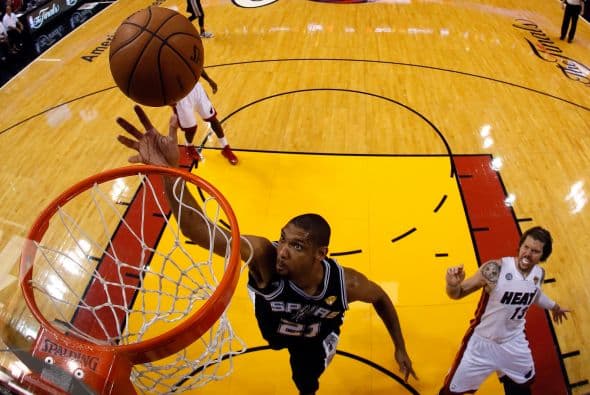 Habrá séptimo juego entre los Spurs y los Heat (30 fotos) ¡Locura total! Un juego electrizante, inolvidable, donde ambos equipos dieron una demostración inolvidable en el American Airlines Arena, manteniendo en vilo a los fanáticos en San Antonio y en Miami, primero durante los 48 minutos regulares y después en los 5 minutos de OT. .Tim Duncan, con una clásica demostración durante todo el partido, anotó más tantos en la primera mitad que la combinación de los 3 de Miami, Wade-James-Bosh 25/21, facilitando que los Spurs dominaran al Heat hasta comenzar el cuarto período, cuando Miami llevo a cabo un cambio de jugadores. Cuando solo faltaban 5 segundos para coronarse campeones los San Antonio Spurs, el incomparable Ray Allen empató el partido con un tiro de 3 puntos, forzando el OT. Con 1:43 en el reloj, LeBron James (triple/doble, 32 puntos, 11 asistencias y 10 rebotes) encaramó al Heat 101-100, y al concluir el OT, de nuevo Allen realizó una formidable jugada defensiva, dando dos puntos más al Heat, que terminó, a pesar de los umpires y para desconcierto de los comentaristas que daban el cetro a San Antonio, 103-101 sobre los Spurs. .