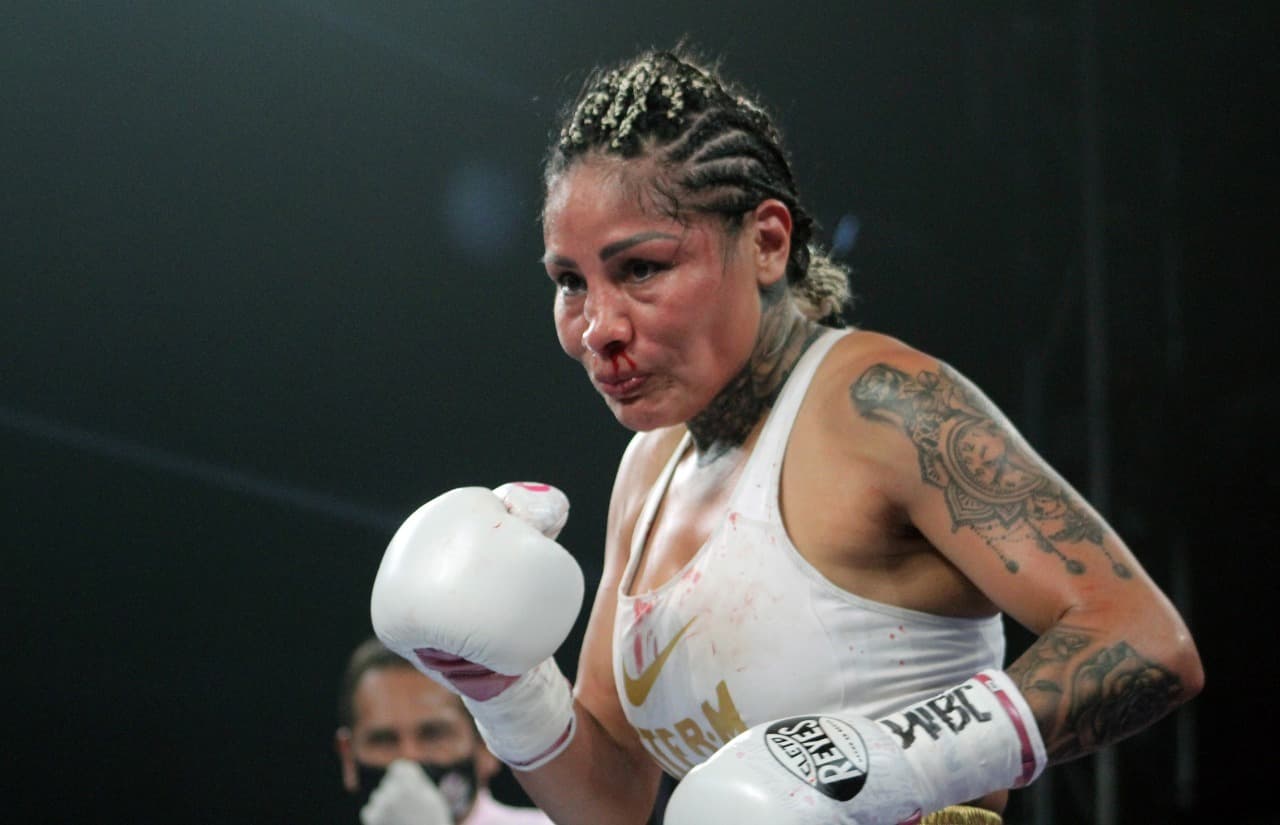 Mariana ‘Barby’ Juárez fue castigada desde el primer asalto con veloces y certeros golpes. Al final de la pelea, la esquina de Juárez pidió que se revisaran los guantes de Luna; tras no encontrar irregularidades, 'Cobrita' se coronó como campeona Gallo del Consejo Mundial de Boxeo.