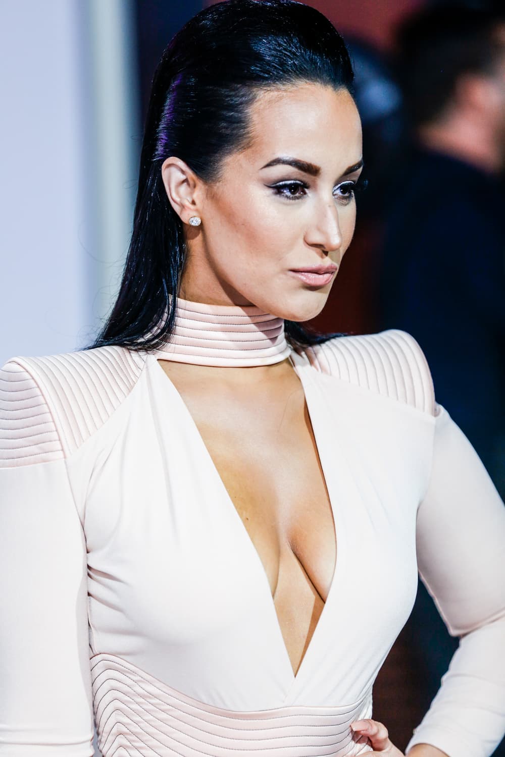 La Mala Espinosa utilizó como parte de su look ' Jetsons' tonos neutros y sombras marrones. Nos encantó el diseño de sus cejas.