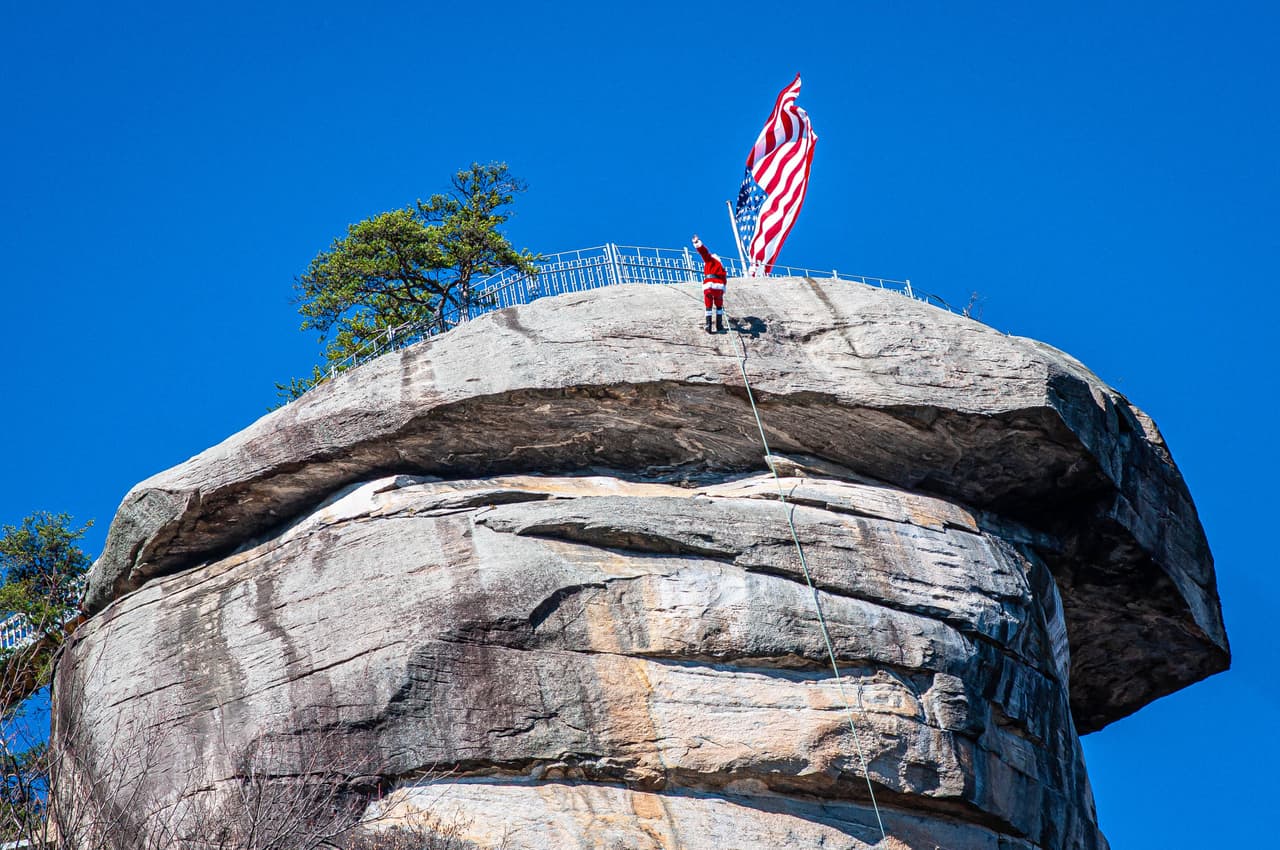 <b><a href="https://www.chimneyrockpark.com/event/24th-annual-santa-on-the-chimney-2/ " target="_blank">Santa on the Chimney (11 de diciembre)</a></b>: Cada año, jóvenes y mayores anticipan la llegada de Papá Noel al Parque Estatal Chimney Rock. Haz tu lista y llévala a Santa y a la Sra. Claus, disfruta de música navideña en vivo, chocolate caliente, galletas y actividades para niños, conozca a los educadores de animales del parque en vivo y más.