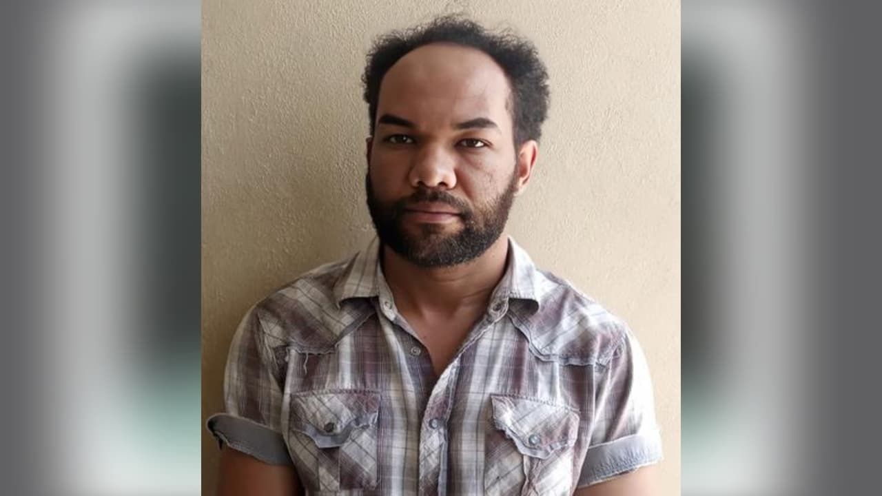 Un profesor es acusado de masturbarse frente a dos estudiantes de 16 años a las que llevaba a su casa en su automóvil