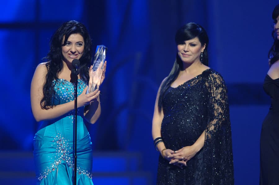 Y Graciela Beltrán recibió con gran emoción el premio Jóvenes con Legado de la mano de Olga Tañón.