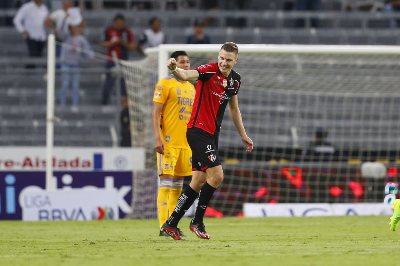 Atlas hizo valer su condición de local en el Estadio Jalisco y lleva ventaja para la vuelta de la Semifinal ante Tigres en el Universitario.