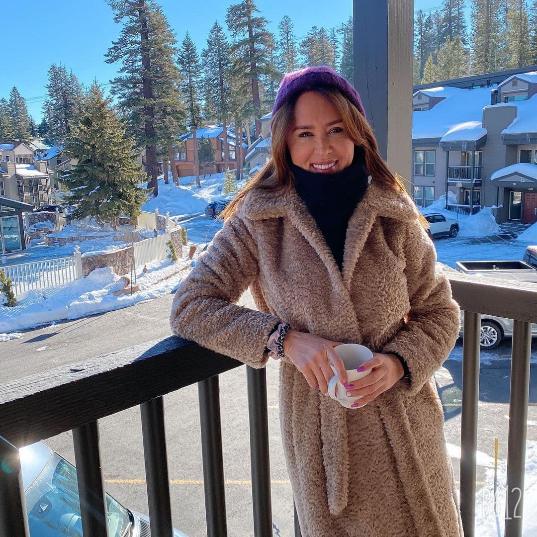 La presentadora colombiana eligió las montañas nevadas de California para vacacionar en vísperas de Navidad.