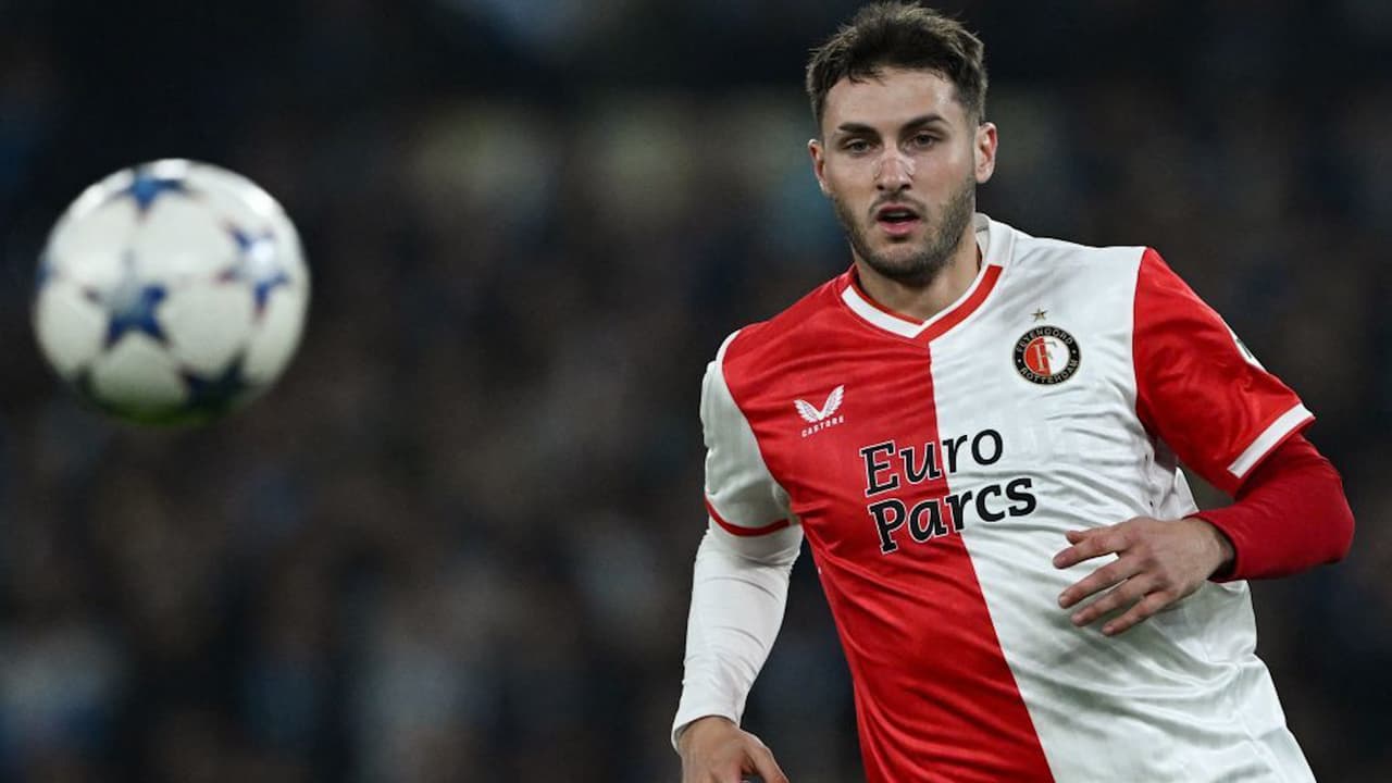 Santi Giménez es relegado a la banca al "no estar en condiciones"