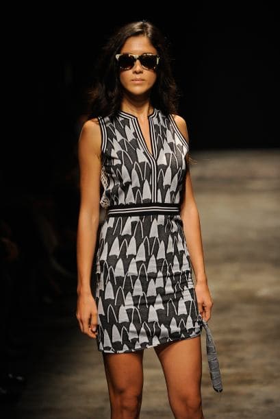 Con un color base y estampado geométrico serás la sensación esta primavera. Los triángulos pequeños ayudarán a disimular libritas de más.