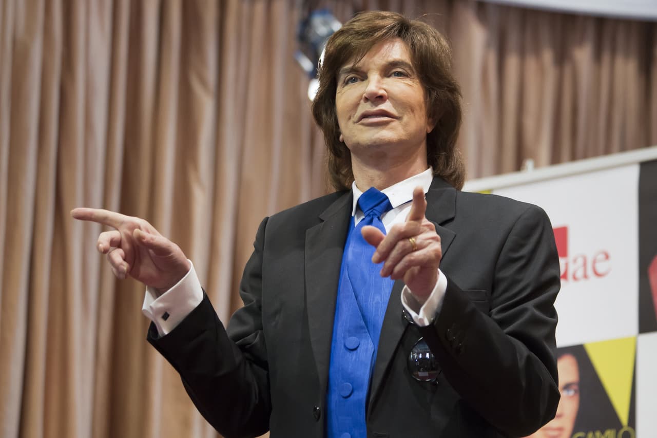 Según el diario 
<b><a href="https://elpais.com/elpais/2019/10/07/gente/1570448112_453088.html" target="_blank">El País</a></b>, Lourdes Ornelas, madre del único hijo del cantante, ha dicho que Sesto no fue un buen padre para su hijo.