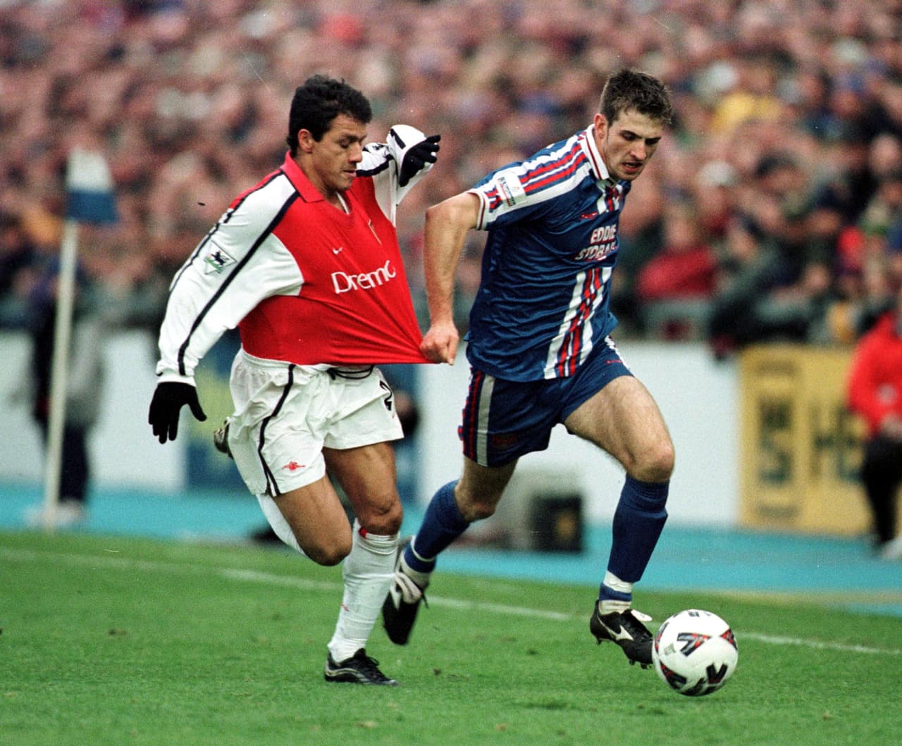 Jugó ahí de 1998 a 2001 anotando un gol. También fue cedido una temporada al Celta de Vigo.