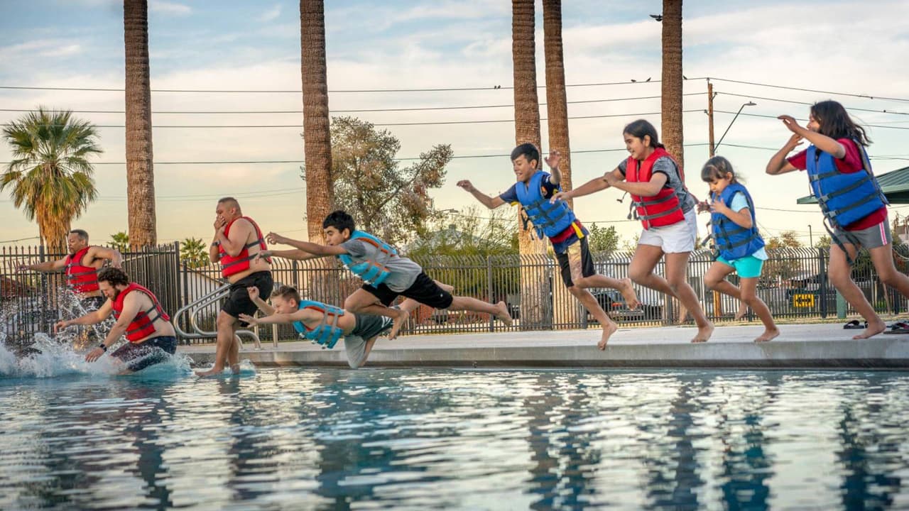 <b>El Prado Pool</b>
<br>Abierto de lunes a jueves, sábados y domingos de 12 p.m. a 6 p.m. Viernes cerrado.
<a href="https://goo.gl/maps/eHR6TsCytsA2" target="_blank">6428 S. 19th Avenue.</a> Teléfono: 602-261-8638. Niños gratis. Adultos $3.