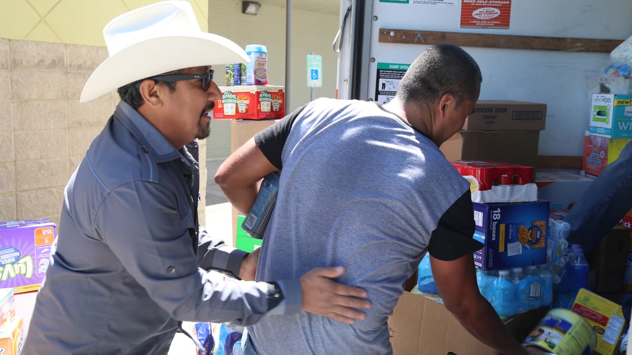 Así se cargo el camión con ayudas para los damnificados en Houston por radioescuchas y 'El Bueno, La Mala y El Feo'.