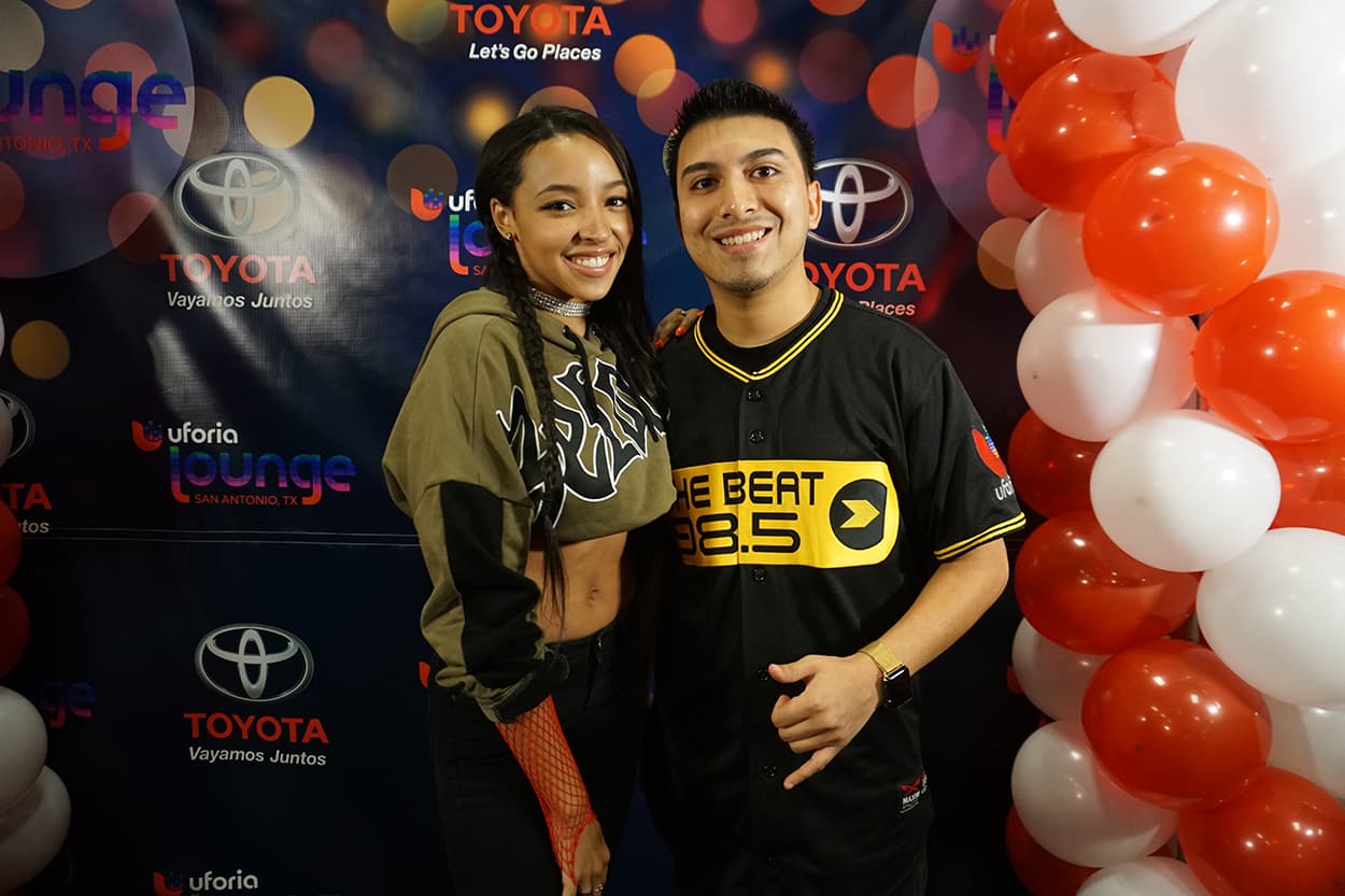 Tinashe stops by the Uforia Lounge for a quick acoustic session and a meet and greet.