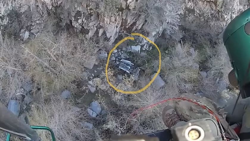 Una vista aérea del auto chocado de Cloe Fields y Christian Zelada en un cañón de California el pasado 13 de diciembre de 2022.