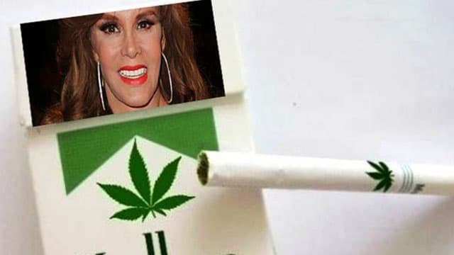 También nos dejó con la boca abierta cuando salió a la luz un audio donde confesaba que fumaba marihuana para mantenerse joven, aunque se justificó diciendo que esa grabación era de mucho tiempo atrás y los memes no se hicieron esperar.