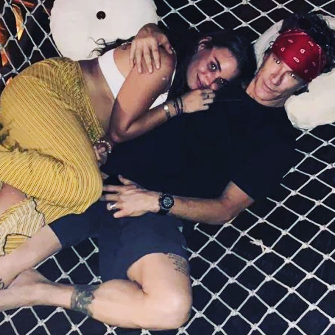 La pareja deseaba que sus seres más queridos pudieran estar a su lado en Tulum, en donde actualmente el actor reside junto a la joven. 
<br>