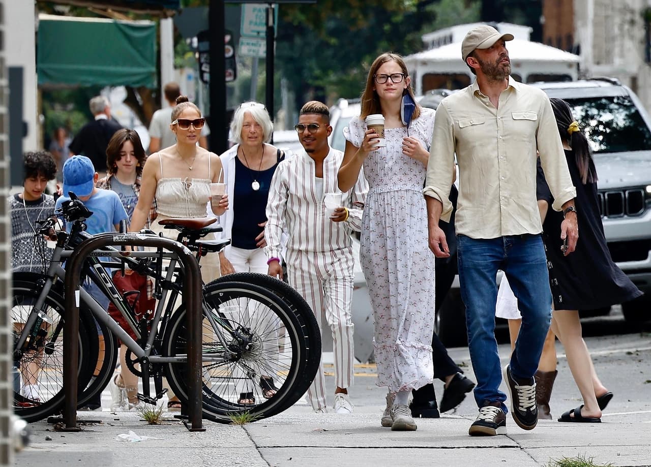 "Pero hasta ahora está funcionando muy bien. Lo que quiero cultivar con nuestra familia es que sus hijos (los de Ben Affleck)
<b>tienen una nueva aliada en mí</b>", compartió.
<br>