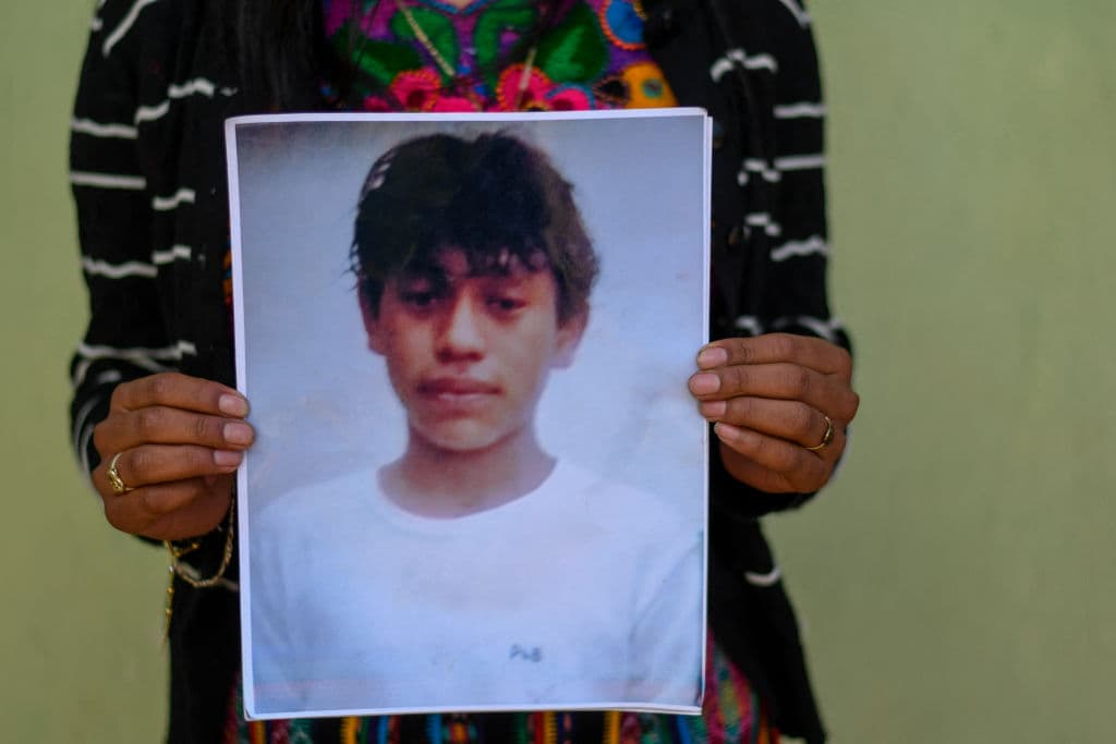 Una familiar sostiene un retrato de Melvin Guachiac, uno de los fallecidos en la tragedia del camión de Texas.