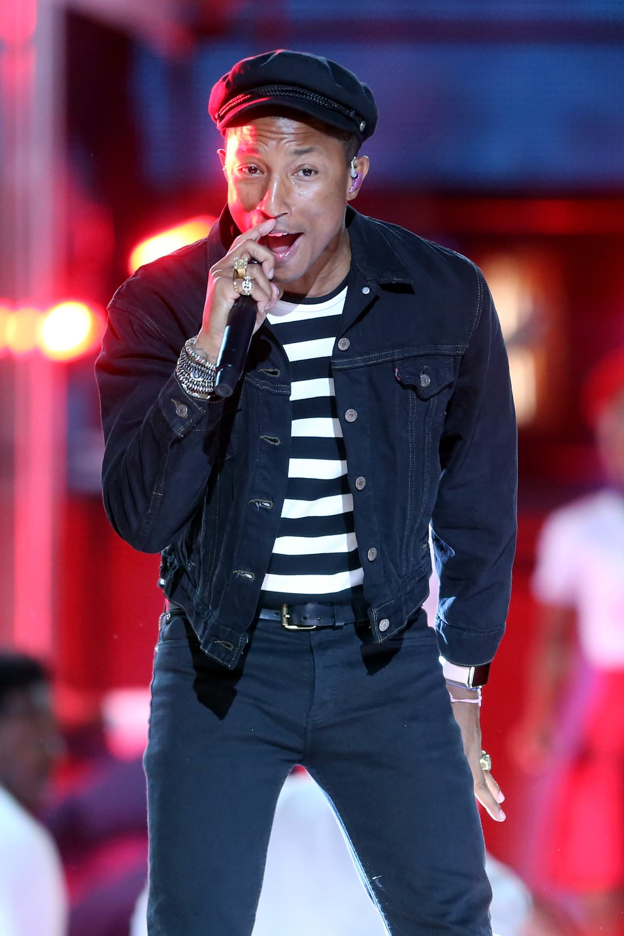 Una de las actuaciones musicales más esperadas de la noche fue la de Pharrell Williams.