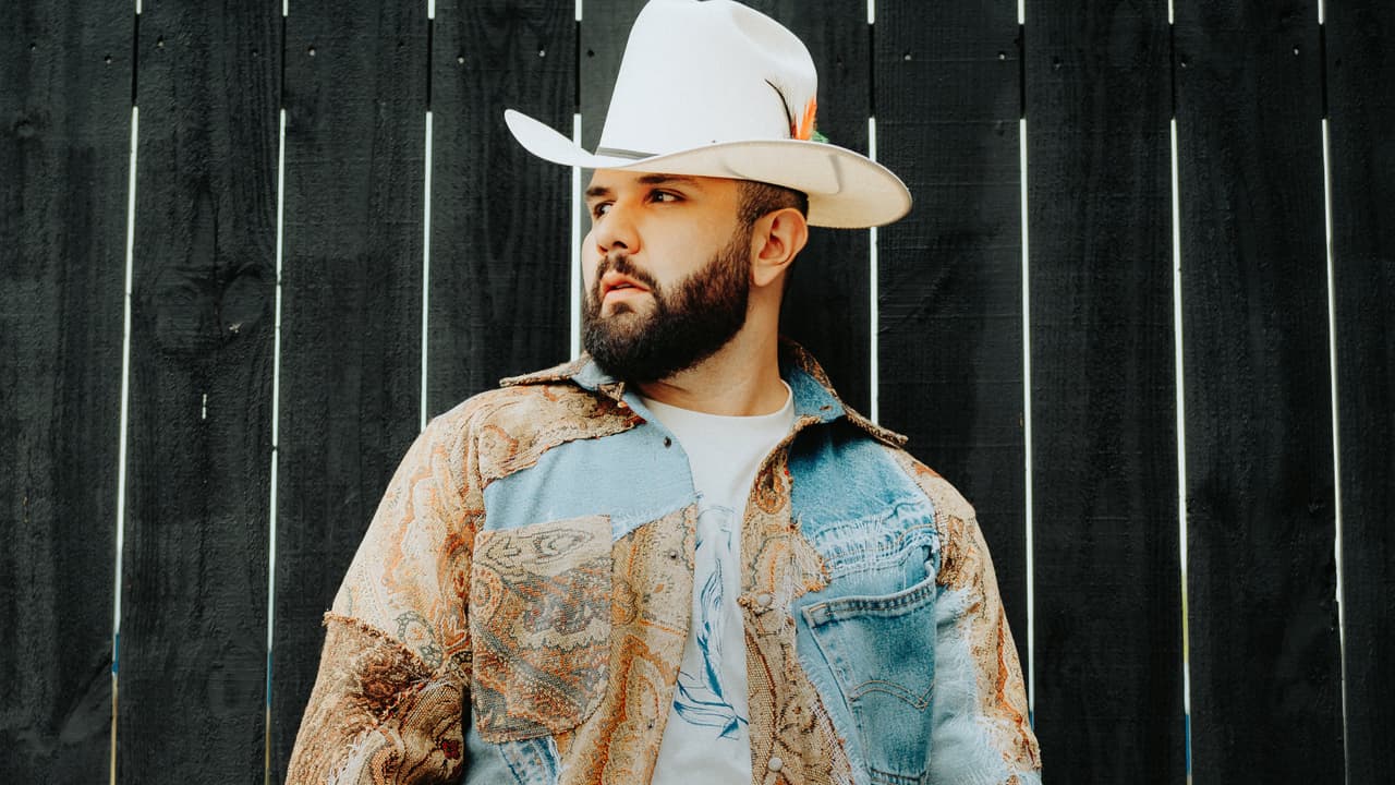 Carin León confirmado para los Latin AMAs 2024