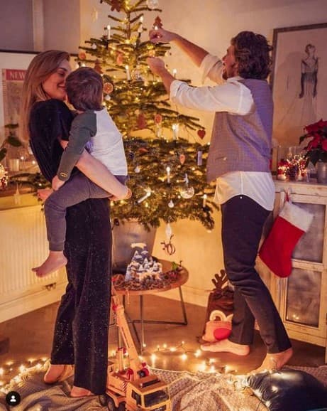 Y aunque la pareja presume a su nene en redes sociales, prefieren mantener en secreto su identidad al no revelar su rostro por completo y subiéndolo de espaldas.