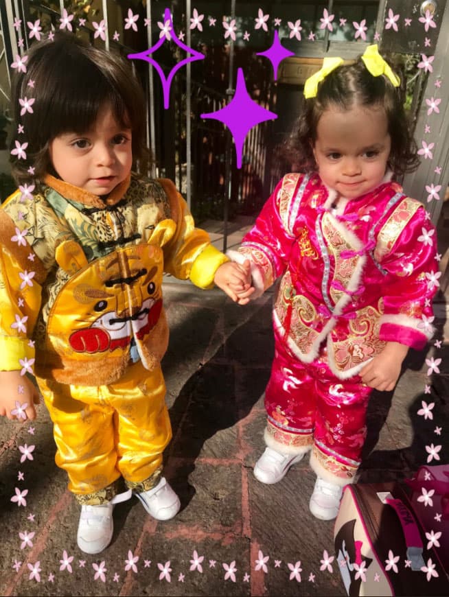 Entre más crecen sus facciones se hacen más evidentes, ambos chiquitines tienen los ojos claros como él.