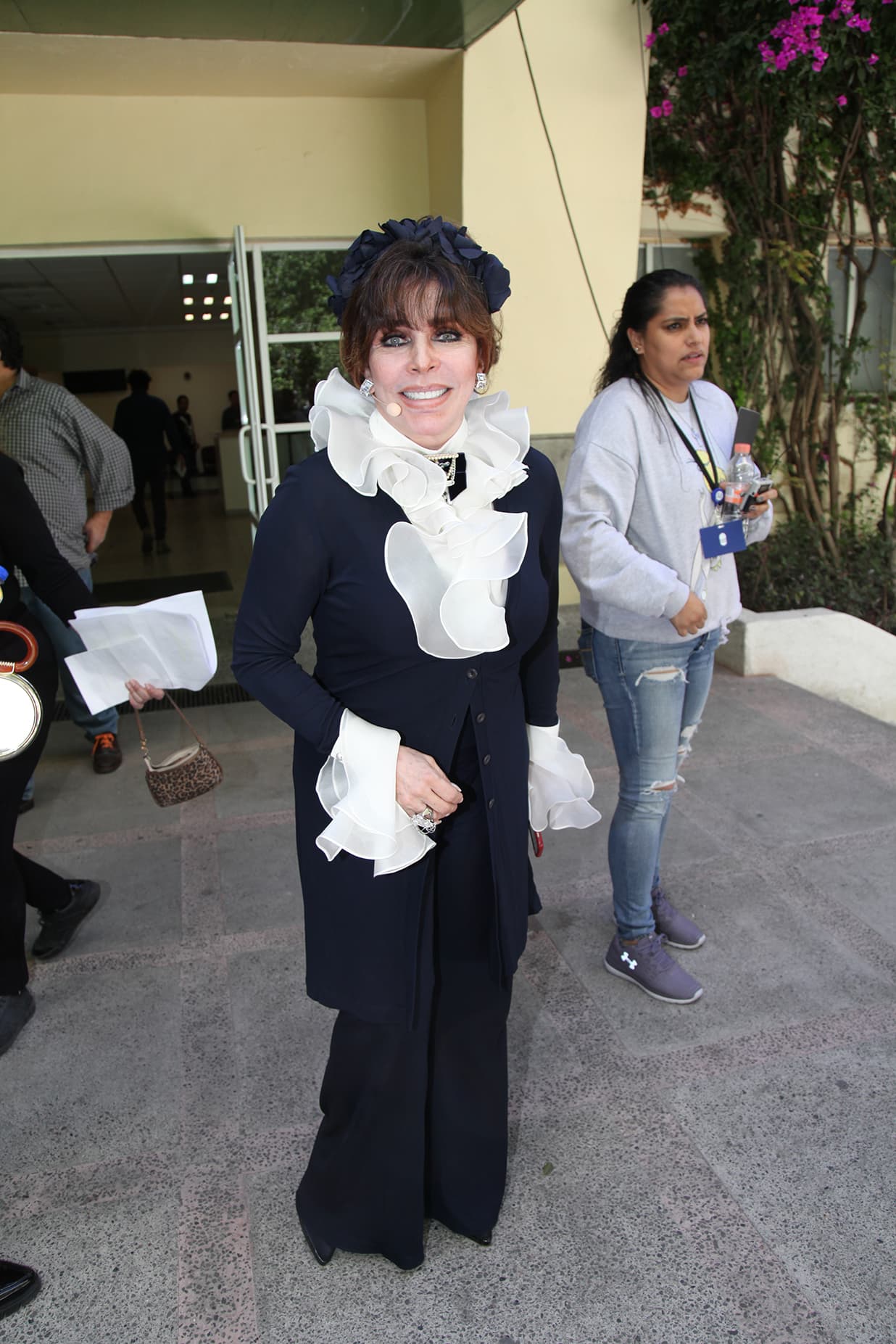 Para la segunda gala, La Vero lució un atuendo completamente diferente. Se trató de un set completo en color azul marino que acompañó con una blusa con olanes en cuello y mangas.
