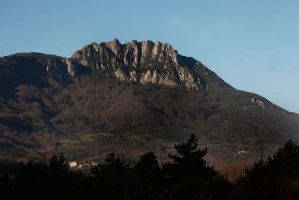 Este es un apartado lugar, cuyo atractivo es el pico de la montaña, que se eleva a mil 230 metros sobre el nivel del mar.