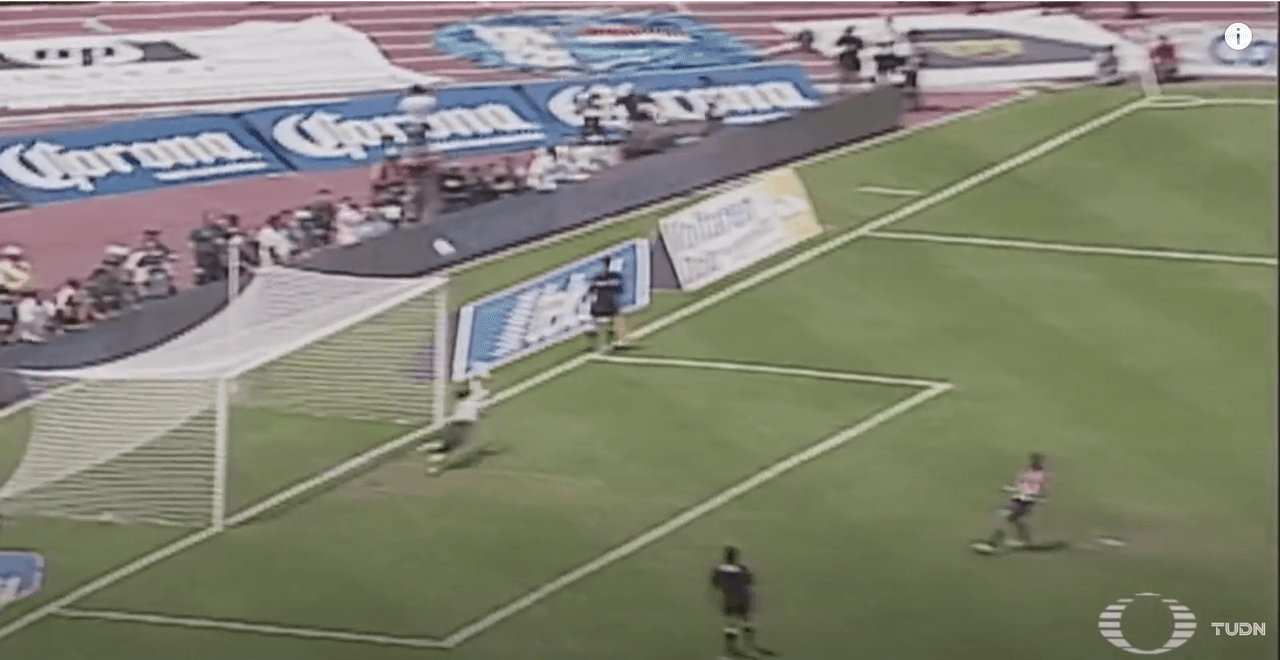 <b>Rafa Medina sacó el balón de Ciudad Universitaria</b>
<br>Se cobraron los cinco penales por equipo, por los auriazules acertaron todos, pero por el Rebaño Sagrado se equivocó Rafael Medina volando su disparo, lo que otorgó el título al equipo capitalino.