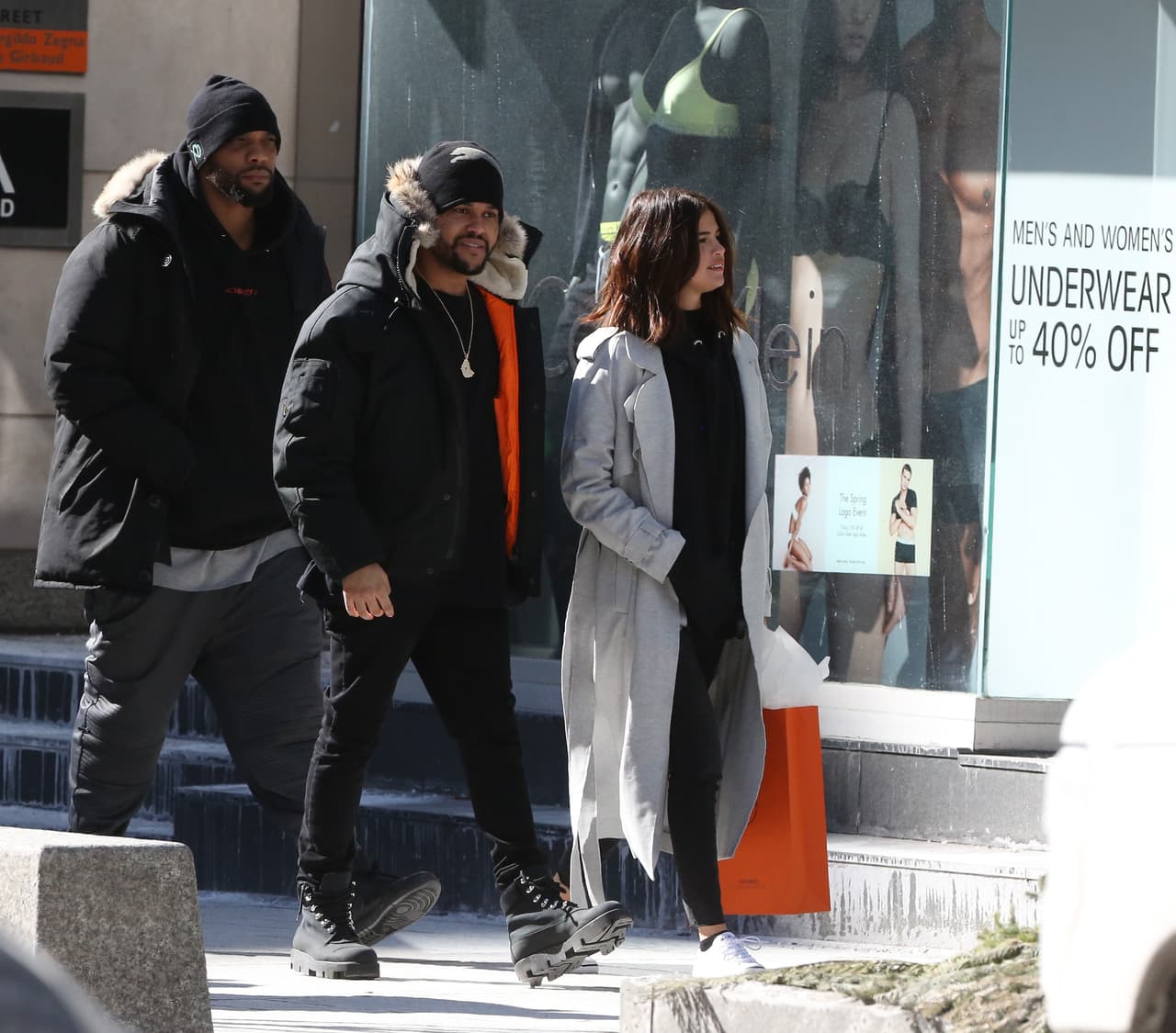 Selena Gomez y The Weeknd no ocultaron su amor mientras paseaban tomados de la mano en un romántico día de shopping en Toronto, Canadá.